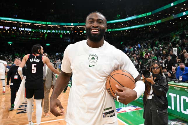 Jaylen Brown des Boston Celtics quitte le terrain après un match contre les Portland Trail Blazers le 7 avril 2024.
