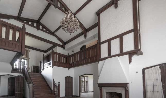 Image for article titled Take a Peek Inside Aretha Franklin&#39;s 1990s Detroit Mansion