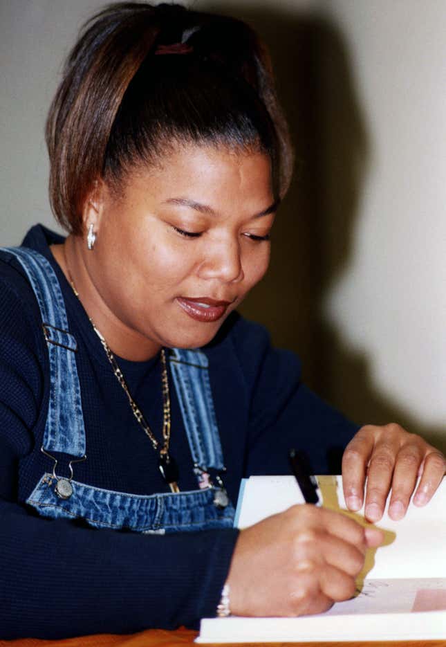 Rapperin und Sängerin Queen Latifah (Dana Elaine Owens) gibt Autogramme und begrüßt Fans im Afrocentric Bookstore in Chicago, Illinois, im Januar 1999. (Foto von Raymond Boyd/Getty Images)