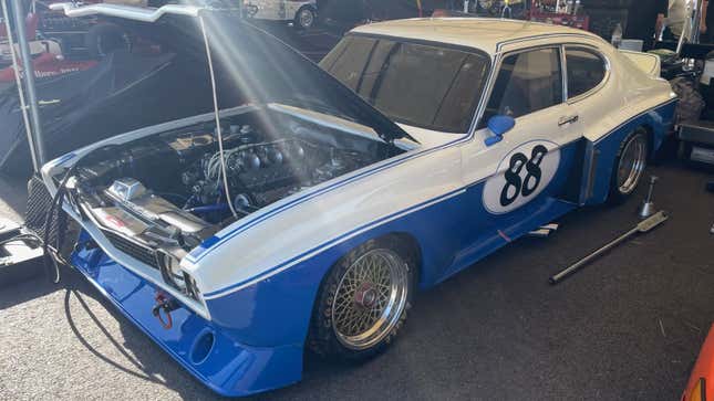 Ein blau-weißer Ford Capri. 