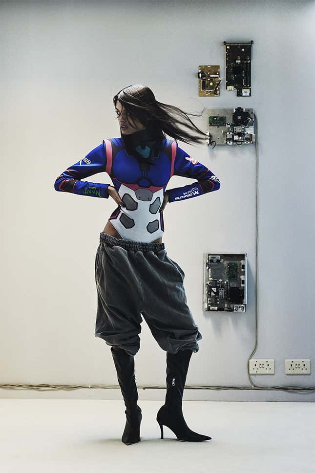 Un mannequin porte un body à manches longues inspiré de D.Va sous un pantalon de survêtement ample.