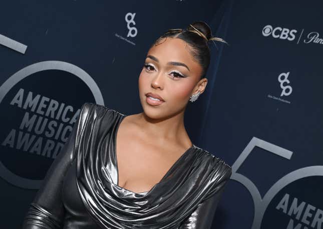 Jordyn Woods kommt zum 50. Jubiläums-Special der American Music Awards in den LA Center Studios in Los Angeles, Kalifornien.