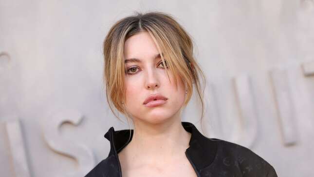 Eve Jobs, Daughter of Steve Jobs, Suggests Buying an iPhone