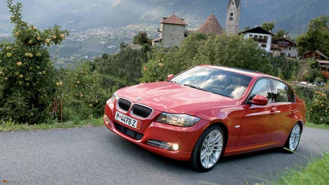 Una foto de un BMW 3 rojo. 