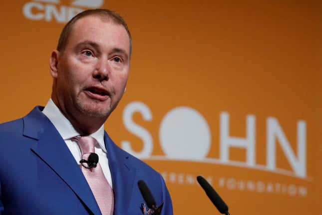 Jeffrey Gundlach speaks at a podium at a conference