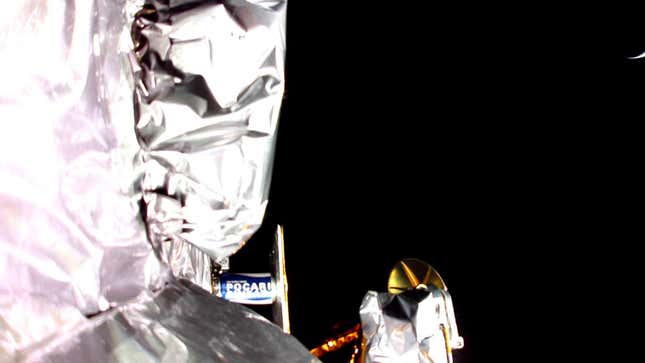 El módulo de aterrizaje lunar Peregrine tomó esta selfie mientras viajaba por el espacio. 