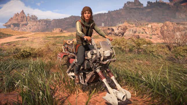 Kay se sienta orgullosa en su moto speeder, momentos antes de chocar contra una piedra y volar por el aire.