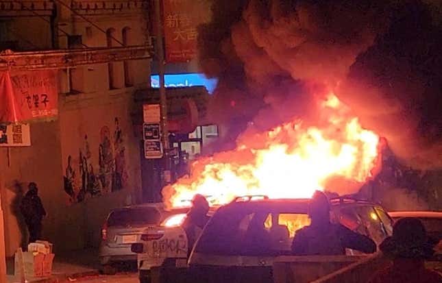 Una foto di un'auto Waymo in fiamme a Chinatown il 10 febbraio.