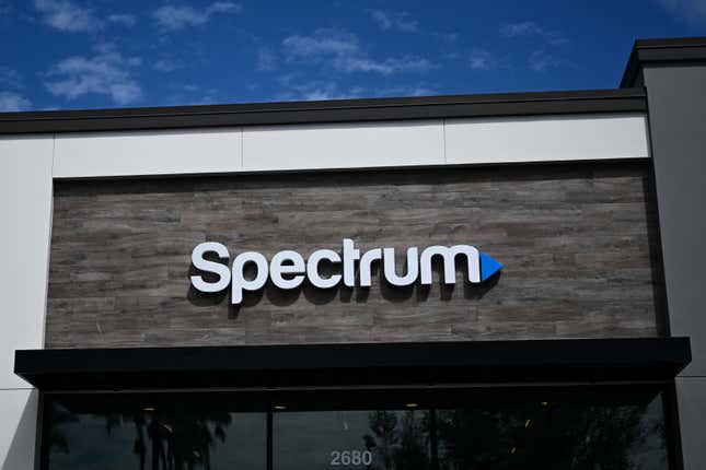 O logotipo do Spectrum no exterior de um edifício.