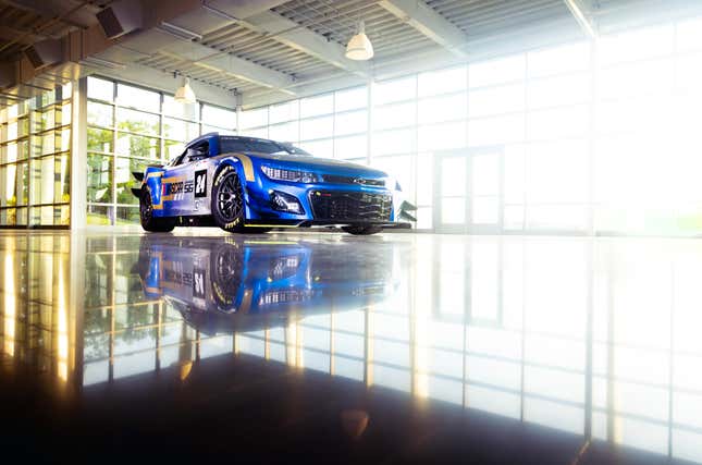 El Chevrolet Camaro ZL1 de próxima generación del NASCAR Garage 56 se ve durante una oportunidad fotográfica en Hendrick Motorsports el 20 de abril de 2023 en Charlotte, Carolina del Norte