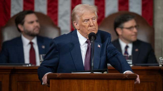 Imagen para el artículo titulado Los votantes latinos quieren que la gente negra se una a ellos después de menospreciarnos, la gente negra reacciona a la postura de Tim Walz, palabras que no se pueden decir en la administración Trump, la declaración despectiva de Lauren Boebert y otras noticias políticas de la semana.