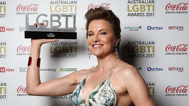 Lucy Lawless poses with the Star 100 Ally of the Year award at the Australian LGBTI Awards 2017 .