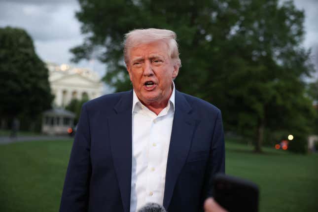 Image for article titled Trump says Powell is a 'total stiff' — but also says he won't fire him