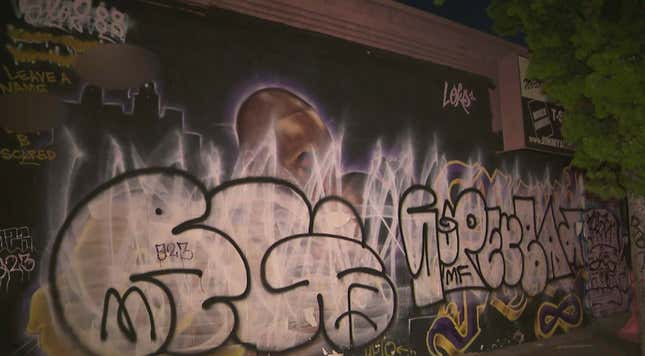 Image de l'article intitulé La célèbre fresque de Kobe et Gianna Bryant est défigurée à Los Angeles, mais vous ne devinerez jamais qui est intervenu pour la réparer.