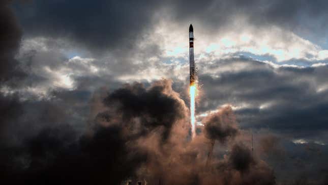 Electron roketi, 31 Ocak 2024'te Yeni Zelanda'daki Rocket Lab'ın Fırlatma Kompleksi 1'den havalandı.