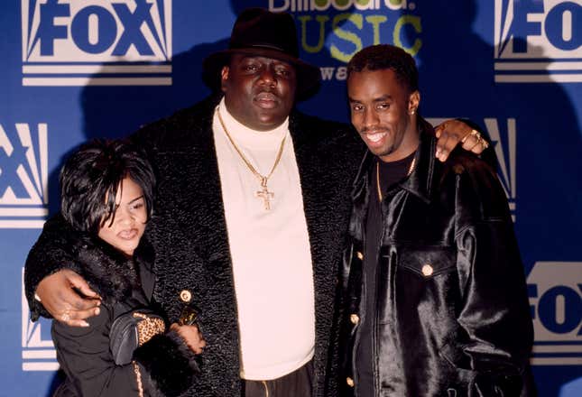 Notorious BIG AKA Biggie Smalls (Christopher Wallace), centro, el rapero Lil’Kim, izquierda y Sean (Puffy)Combs, derecha, reciben Billboard Music Premios el 6 de diciembre de 1995.