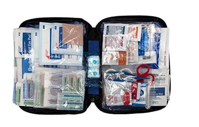 مجموعة أدوات إسعافات أولية مدمجة وسهلة الحمل. 