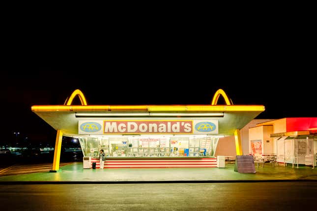 Le plus ancien McDonald’s en activité au monde se trouve à Downey, Los Angeles, Californie. Il a ouvert ses portes le 18 août 1953.
