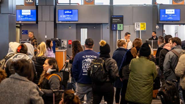 Menschen an einem Flughafen in Texas