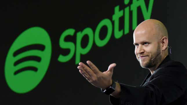 Daniel Ek, CEO des schwedischen Musik-Streaming-Dienstes Spotify, gestikuliert bei seiner Rede auf einer Pressekonferenz in Tokio am 29. September 2016.
