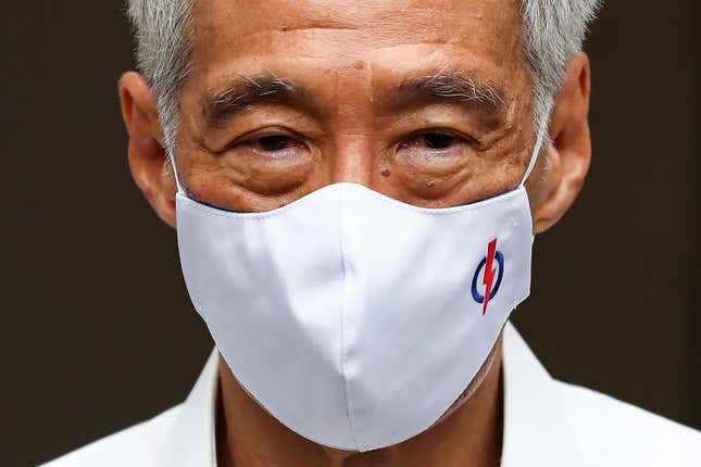 Singaporean Prime Minister Lee Hsien Loong wearing a face mask.