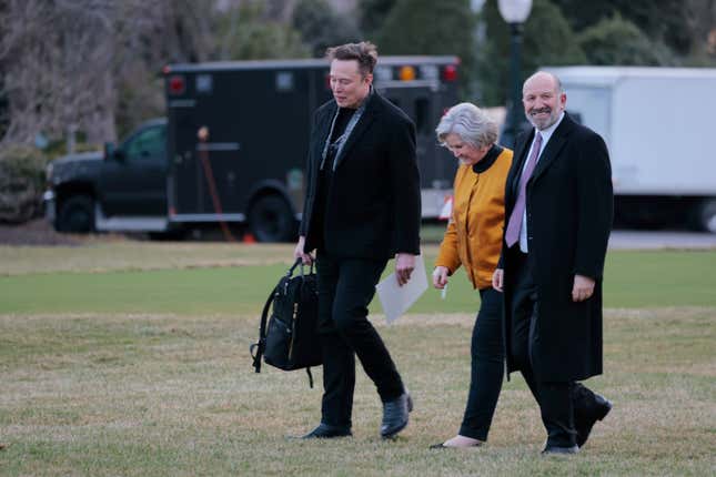 Elon Musk, PDG de Tesla, Susie Wiles, chef de cabinet de la Maison-Blanche, et Howard Lutnick, secrétaire américain au Commerce, regardent le président Donald Trump se rendre à Marine One à la Maison-Blanche, le 7 mars 2025 à Washington, DC. Trump