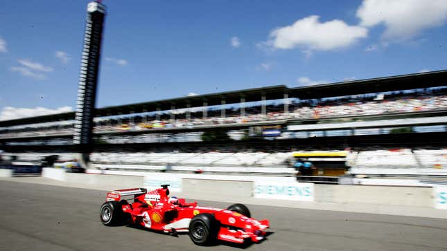 Una foto de un Ferrari en el Indianapolis Motor Speedway. 