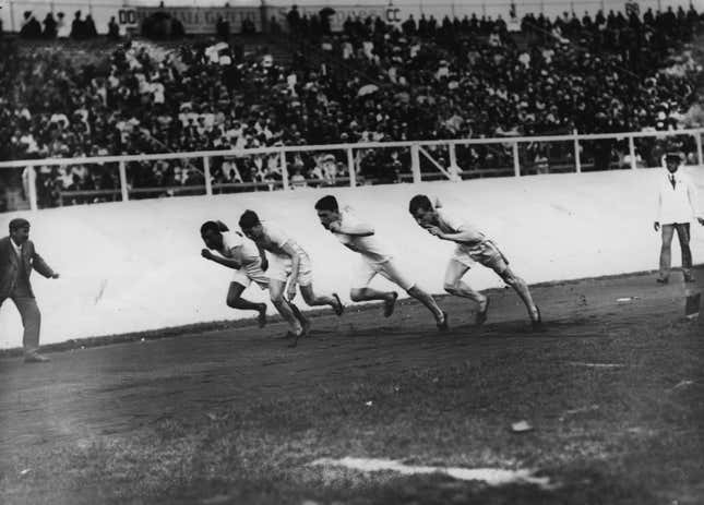 25. Juli 1908: Der Start des 400-Meter-Laufs bei den Olympischen Spielen 1908 in London mit William Robbins, John Taylor und John Carpenter, alle aus den USA, und Wyndham Halswelle aus Großbritannien (2. von links). 