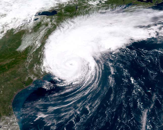 El huracán Dorian toca tierra en los Outer Banks de Carolina del Norte el 6 de septiembre de 2019.