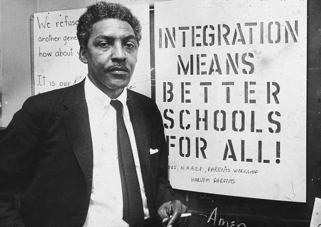 Le militant américain des droits civiques Bayard Rustin (1912-1987), porte-parole du Citywide Committee for Integration, au siège de l’organisation à l’église presbytérienne de Silcam, à Brooklyn, à New York. 