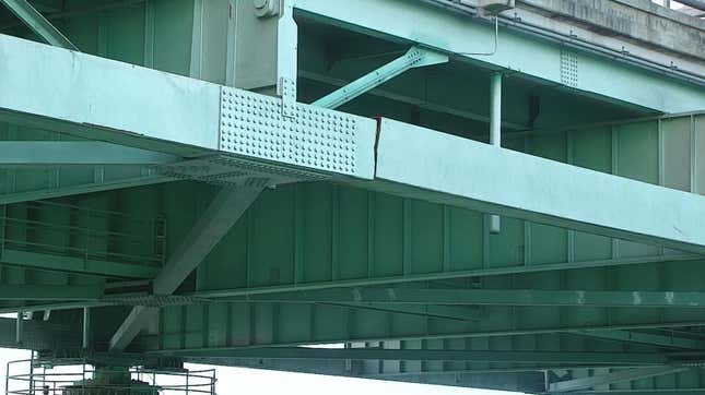Image for article titled Structural Crack Closes Mississippi River Interstate Bridge Indefinitely (Updated)
