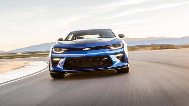 Ein blauer Chevy Camaro SS 1LE beim Fahren auf einer Rennstrecke