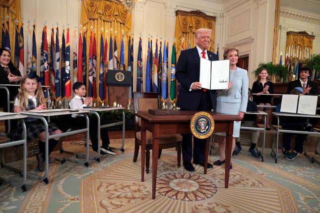 WASHINGTON, DC – 20. MÄRZ: US-Präsident Donald Trump steht mit Bildungsministerin Linda McMahon zusammen, nachdem er während einer Zeremonie im East Room des Weißen Hauses am 20. März 2025 in Washington, DC, eine Durchführungsverordnung zur Reduzierung der Größe und des Umfangs des Bildungsministeriums unterzeichnet hat.