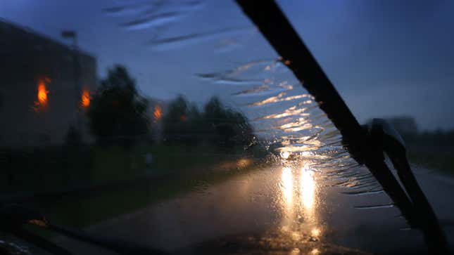 Una foto de limpiaparabrisas bajo la lluvia. 