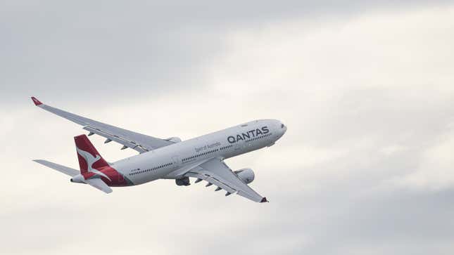 Une photo d’un avion Qantas peu après le décollage. 