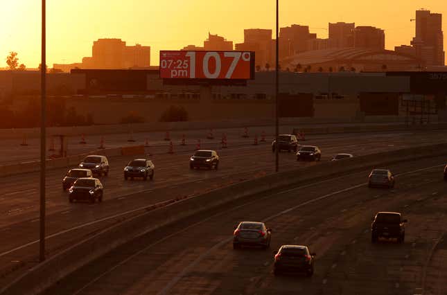 Un panneau d’affichage indique que la température actuelle est supérieure à 100 degrés le 5 juin 2024 à Phoenix, en Arizona.