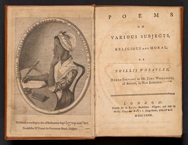 Eine Erstausgabe des Buches „Poems on Various Subjects, Religious and Moral“ von Phillis Wheatley aus ihrer Sklavin von Mr. John Wheatley aus Boston. Das Frontispiz zeigt ein ovales Porträt von Wheatley von Scipio Morehead, an einem Schreibtisch sitzend und mit einer Feder in der Hand haltend. Oben auf dem Porträt stehen die Worte [PHILLIS WHEATLEY, NEGER DIENSTIN VON MR. JOHN WHEATLE  Y OF BOSTON]. Die Dichterin Phillis Wheatley (ca. 1753–1784) war die erste afroamerikanische Autorin eines veröffentlichten Gedichtbandes. Sie wurde in Westafrika geboren, als Kind in die Sklaverei verkauft und nach Nordamerika verschleppt. Die Wheatley-Familie, die sie kaufte, förderte ihr Gedicht und wurde kurz nach Veröffentlichung ihres Buches von ihrer Emanzipation freigelassen. Künstler unbekannt.