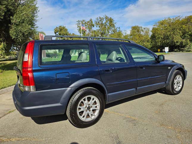 Image for article titled At $2,999, Will This 2004 Volvo XC70 Go The Distance?