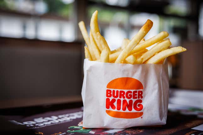 Une commande de frites Burger King à Bangkok, Thaïlande. 