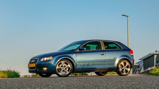 Ein Foto eines blauen Audi A3 Sportback 3.2 VR6 Quattro. 