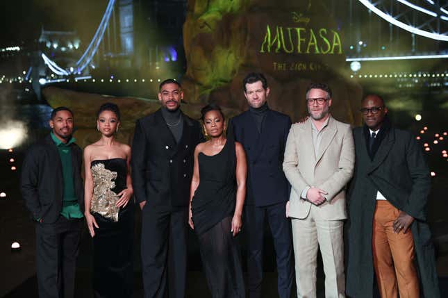  (LR) Kelvin Harrison Jr., Tiffany Boone, Aaron Pierre, Anika Noni Rose, Billy Eichner, Seth Rogen und Regisseur Barry Jenkins nehmen am 11. Dezember 2024 am „Pride Rock“-Fototermin für „Mufasa: Der König der Löwen“ auf Potters Field in London, England teil.