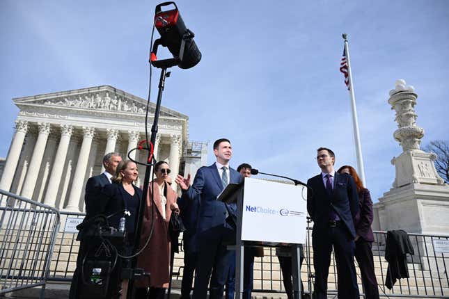 Chris Marchese (Mitte), Direktor des NetChoice Litigation Center, spricht am 26. Februar 2024 vor dem Obersten Gerichtshof der USA in Washington, D.C. mit der Presse. 