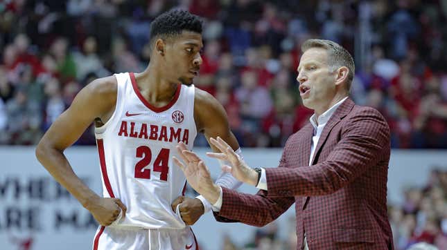 Nate Oats (r.) talks to Brandon Miller during a time-out.