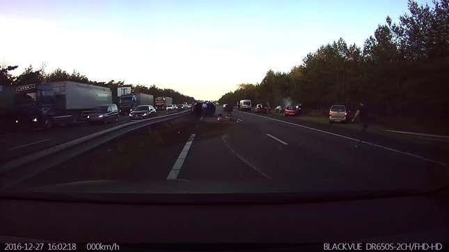 El momento en el que el piloto automático de un Tesla detecta un accidente un instante antes de que suceda