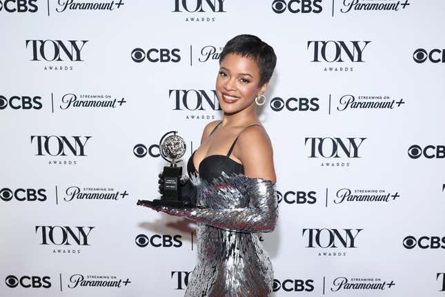  Maleah Joi Moon, Gewinnerin des Preises für die beste Leistung einer Schauspielerin in einer Hauptrolle in einem Musical für „Hell’s Kitchen“, posiert im Presseraum der 77. Tony Awards im David H. Koch Theater im Lincoln Center am 16. Juni 2024 in New York City.