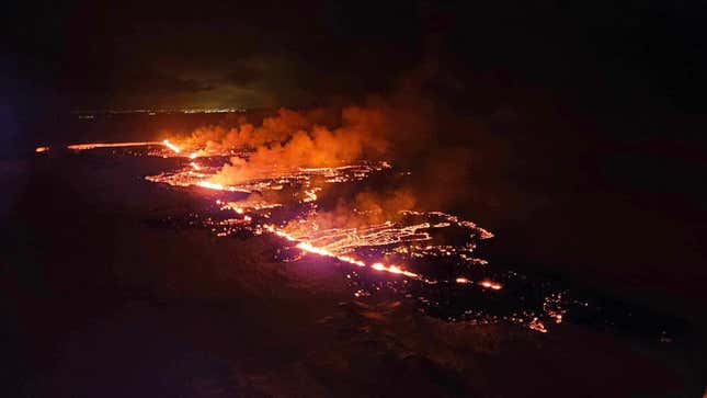 Image for article titled See the Breathtaking Power of Iceland&#39;s Volcanic Eruption