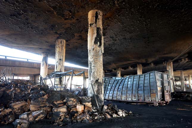 Colonnes de béton gravement brûlées soutenant l'autoroute 10 après qu'elles aient entièrement brûlé dans un incendie dans un lot de stockage de palettes d'expédition.