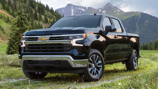 Une photo d’une camionnette Chevrolet Silverado 1500 noire. 