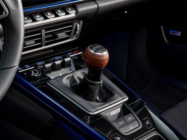 Shifter of a 2025 Porsche 911 Carrera T