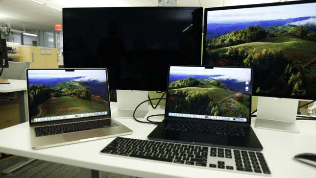 Desafortunadamente, no puedes usar dos monitores externos mientras el MacBook Air M3 está abierto.